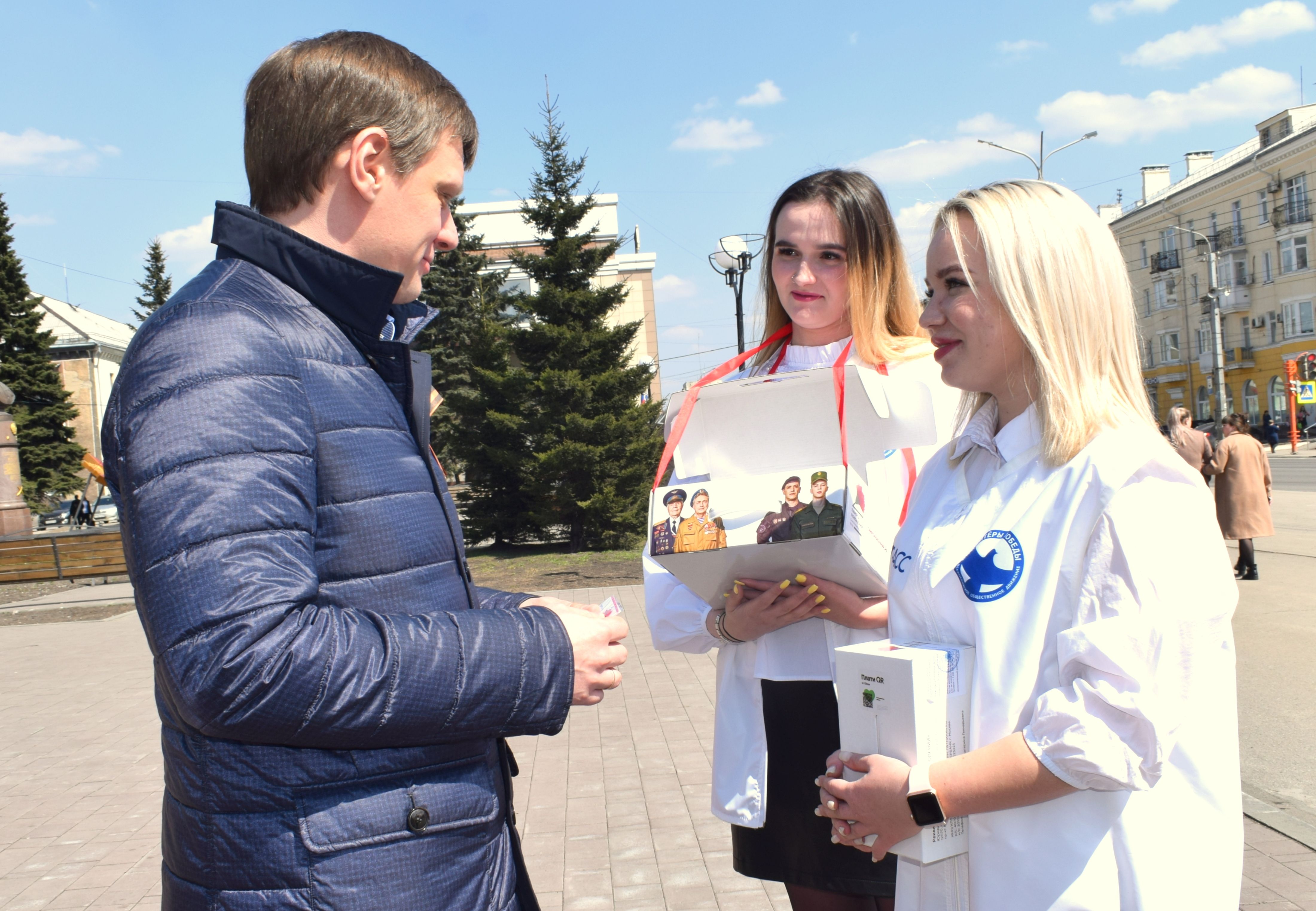 Связь поколений: георгиевская лента и красная гвоздика | 10.05.2022 |  Ленинск-Кузнецкий - БезФормата