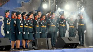 И кружили над площадью Торжеств «Журавли»