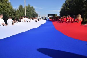 Молодёжь в День флага развернула триколор