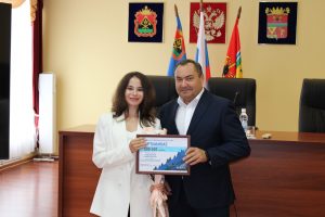 Два молодых врача из поликлиники получили денежные сертификаты