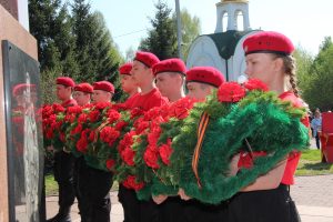Река людей с портретами в руках разлилась по улице Космонавтов