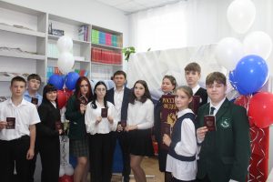 Первый паспорт: глава поздравил юных граждан