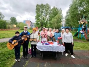 С хорошим соседом и жить веселей!